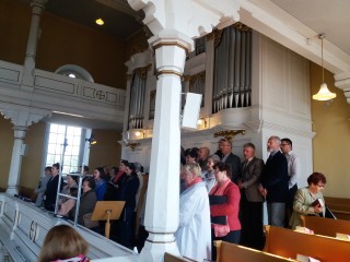 Chórzyści "Glorii" podczas podczas nabożeństwa  dla starszych parafian.