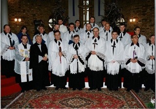 1 luty 1998 - Tychy Pamiątkowe zdjęcie duchownych biorących udział      w uroczystości ordynacji.  